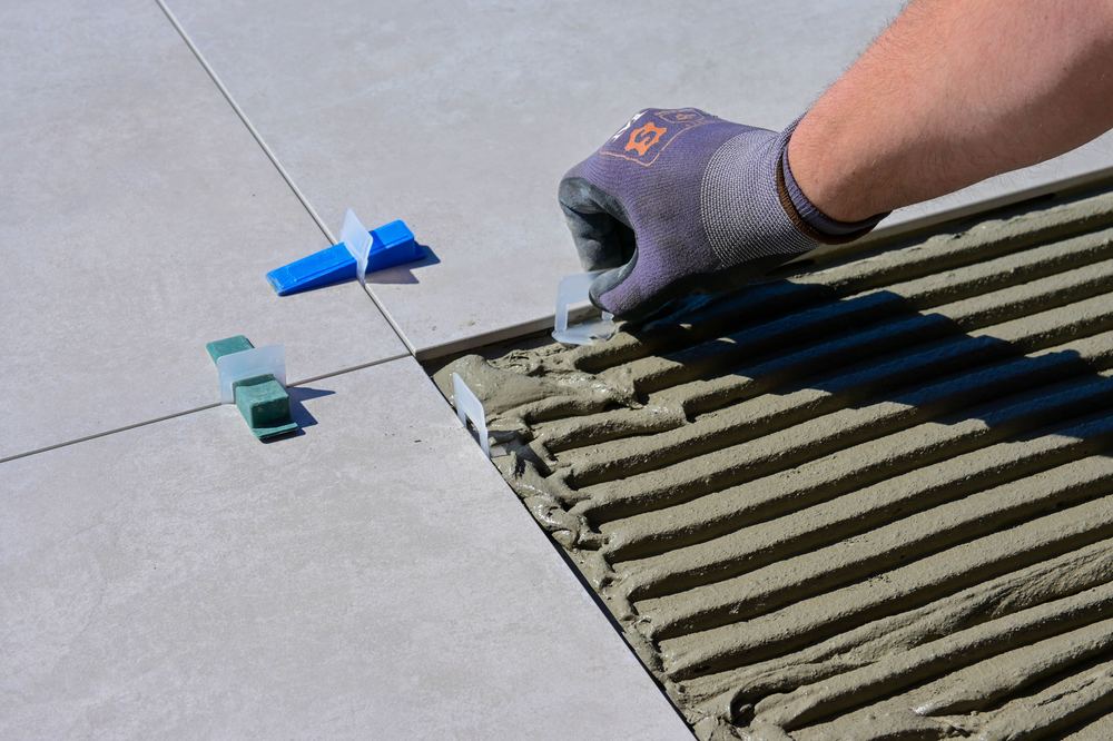 Pose de carrelage avec croisillons