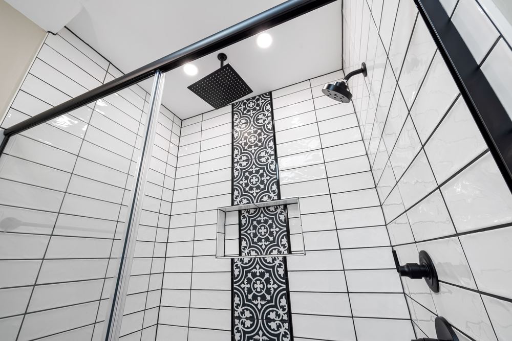 Douche carrelée avec motifs décoratifs